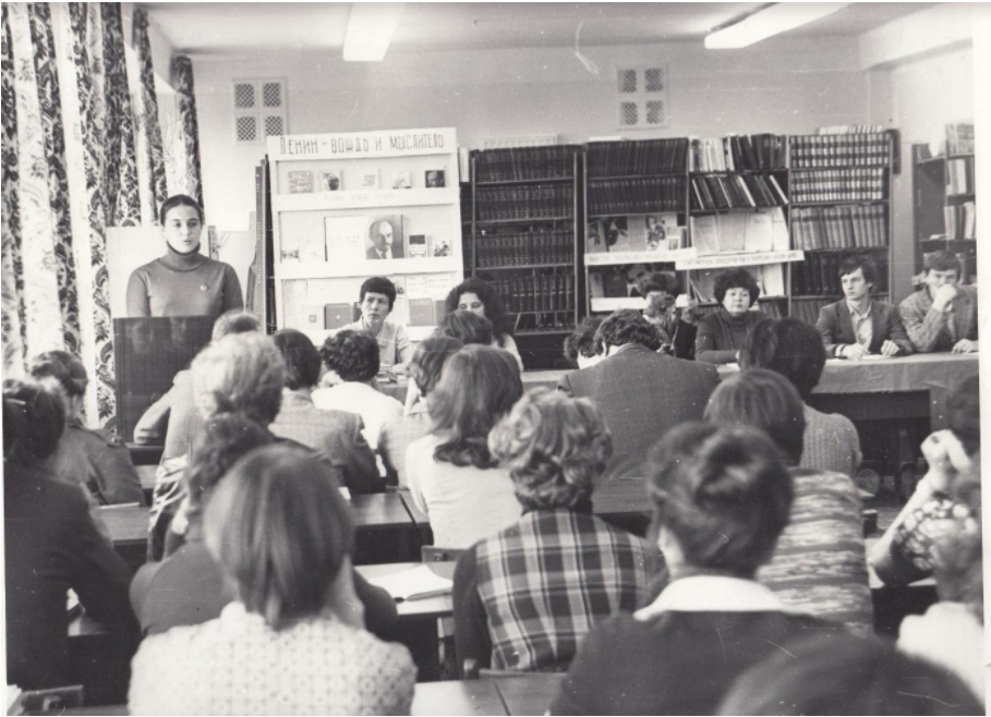 На фото: сидят в президиуме - библиотекарь 
Л. С. Власенко (крайняя слева),
       В. А. Журкович (третья справа), С. Ойгенблик (второй справа), 
за трибуной – Н. Перепелицына (И801). 


